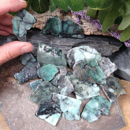 Emerald in Matrix Freeform Slab - Small